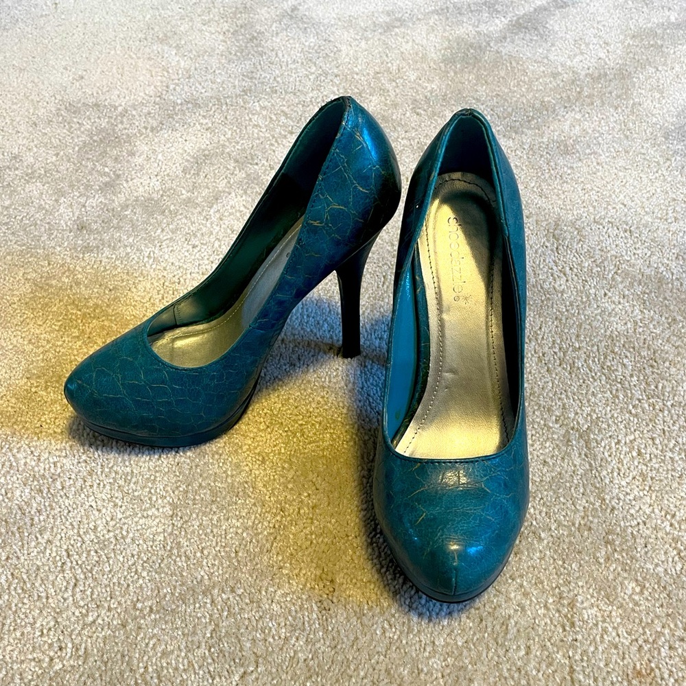 Size 8 teal snake skin style heals